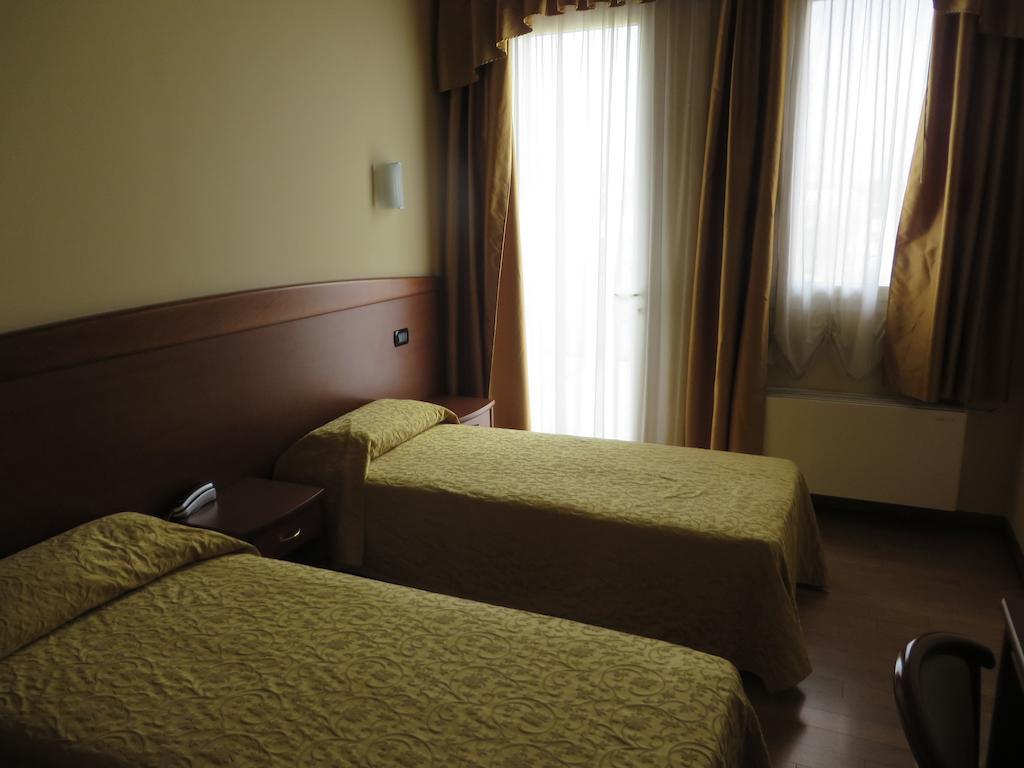 Hotel San Tomio Isola Vicentina Bagian luar foto