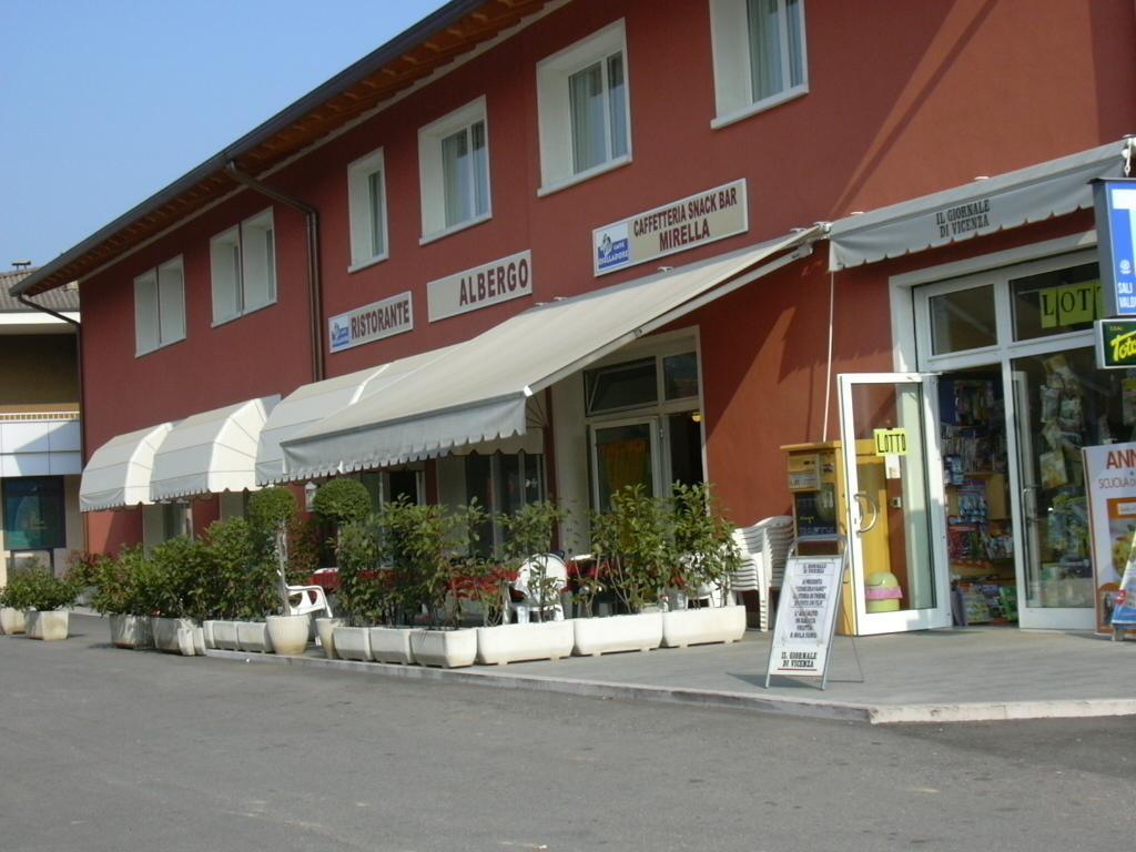 Hotel San Tomio Isola Vicentina Bagian luar foto